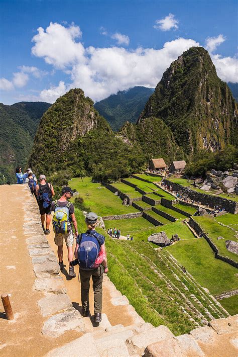 Turistas en Machu Picchu aventura Perú